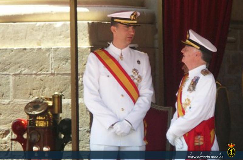 El Príncipe Don Felipe conversa con el almirante general Sebastián Zaragoza, Almirante Jefe de Estado Mayor de la Armada