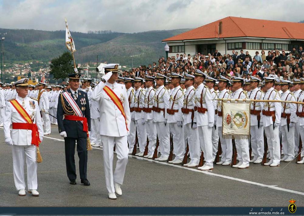 El Príncipe Don Felipe acompañado del almirante general Sebastían Zaragoza, Almirante Jefe de Estado Mayor de la Armada, durante una visita anterior a la Escuela Naval Militar