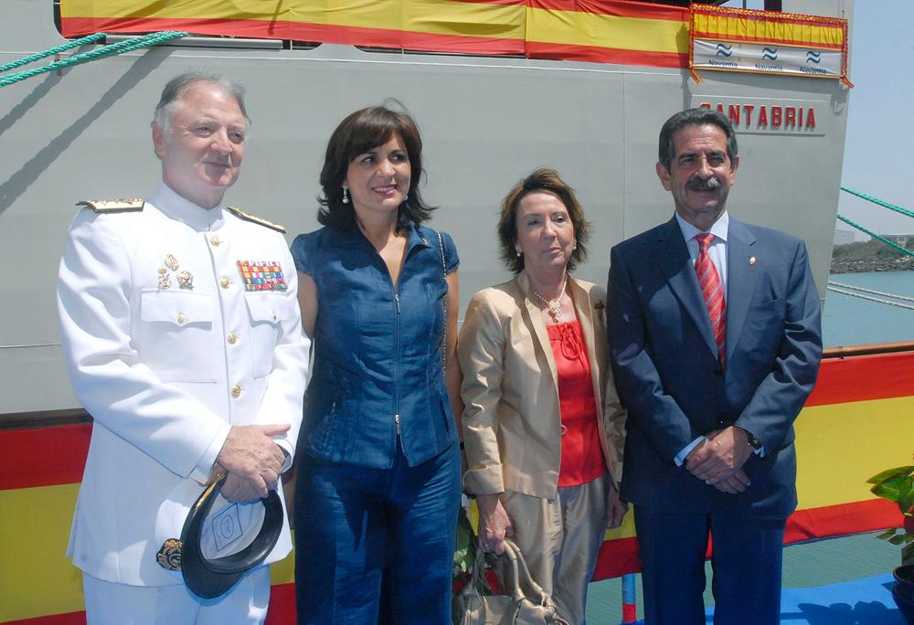 El Presidente de Cantabria Miguel Angel Revilla y el almirante general Zaragoza acompañados por sus esposas