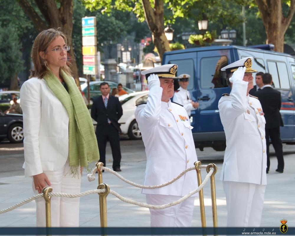 La ministra de Defensa recibe honores acompañada del los almirantes generales Rebollo y Zaragoza