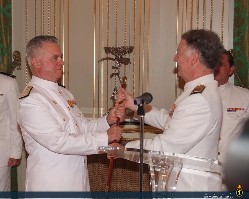 El almirante general Zaragoza hace entrega del bastón de mando al almirante general Rebollo.