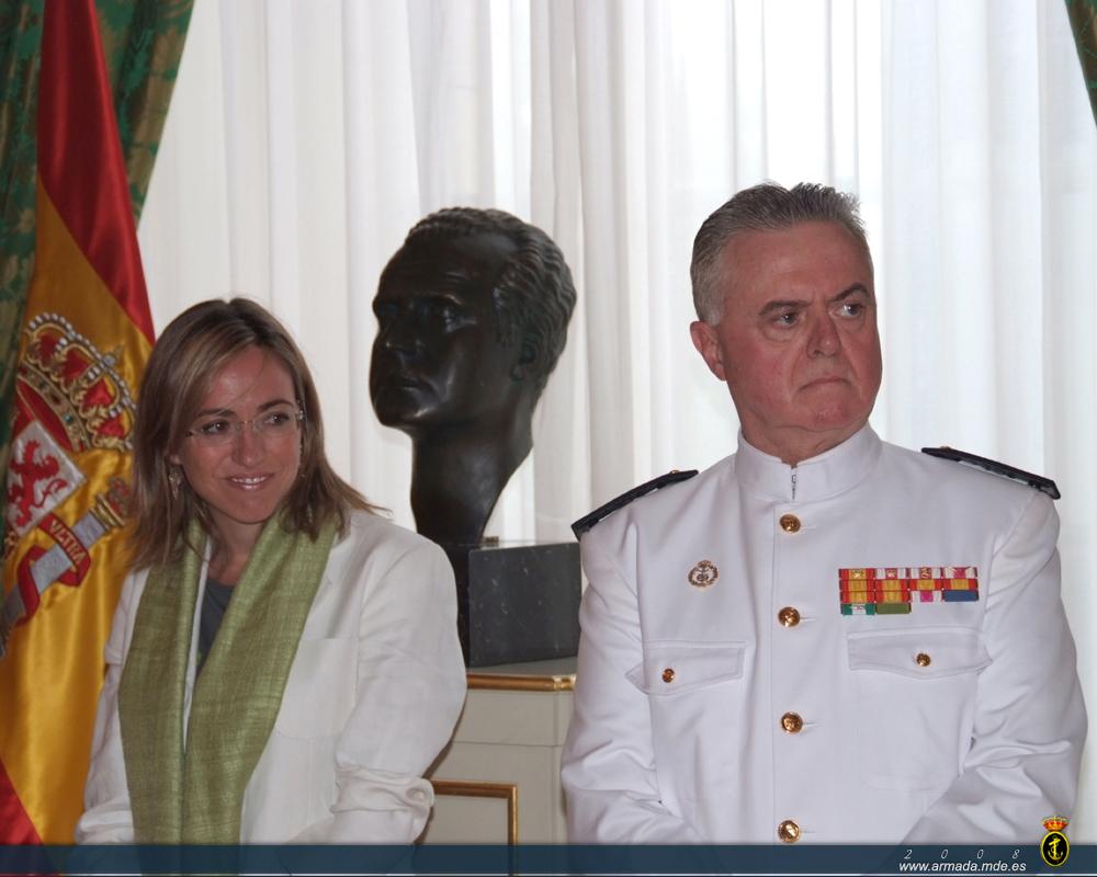 La ministra de Defensa Carme Chacón Piqueras acompañada por el Almirante General Jefe de Estado Mayor de la Armada Manuel Rebollo García
