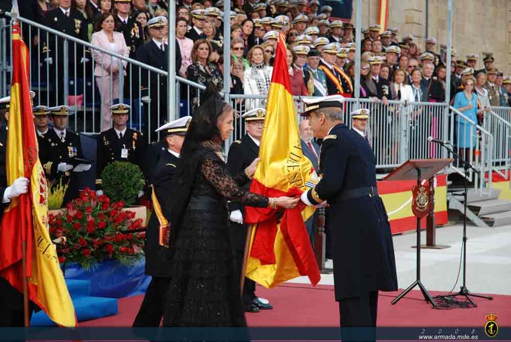 S.M. la Reina entrega la bandera al director de la escuela de especialidades Escaño