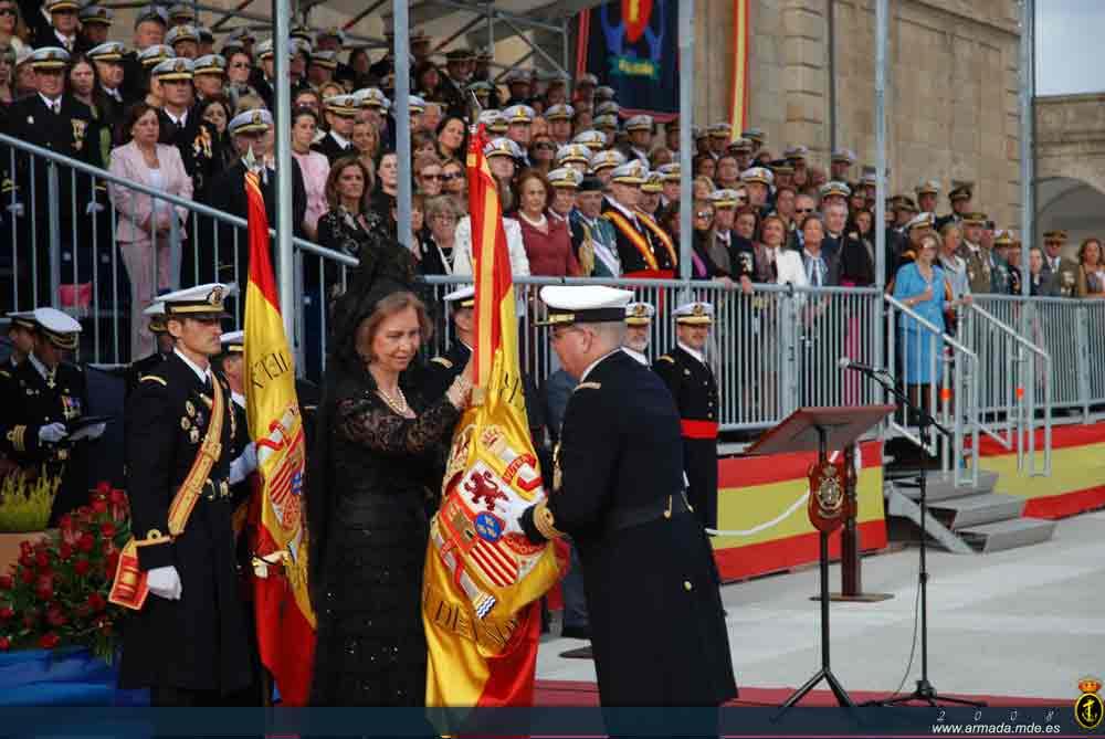 S.M. la Reina entrega la bandera al director de la Esengra