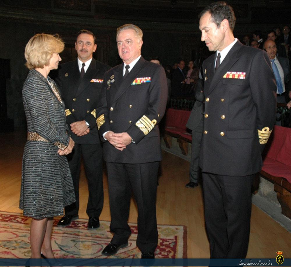 La ministra de Administraciones Públicas junto al Almirante General Jefe de Estado Mayor de la Armada, el Almirante de Personal y al Almirante de Enseñanza Naval