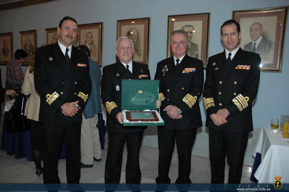 Los almirantes asistentes al acto junto al capitán de navío director de la UVICOA