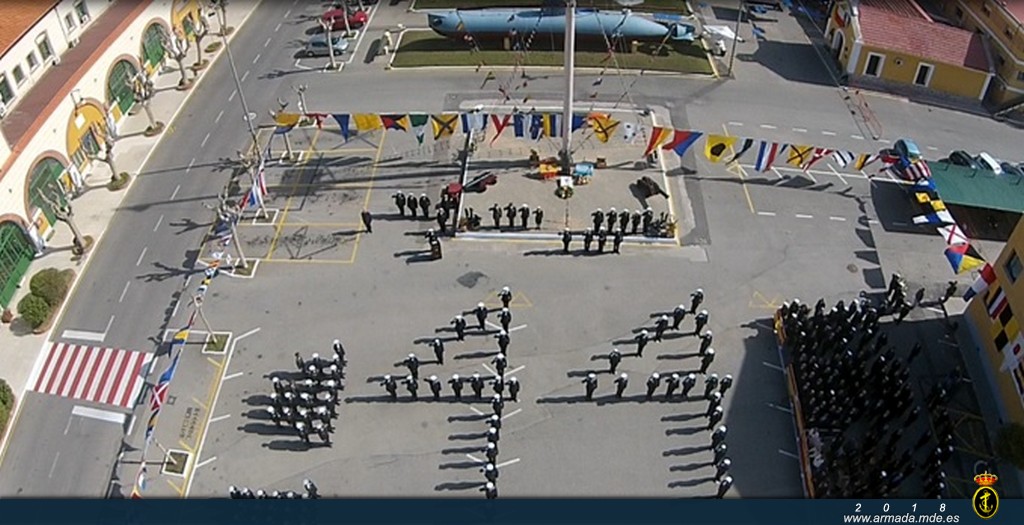 Formación con el número 44 en homenaje a los tripulantes del submarino argentino ARA SAN JUAN