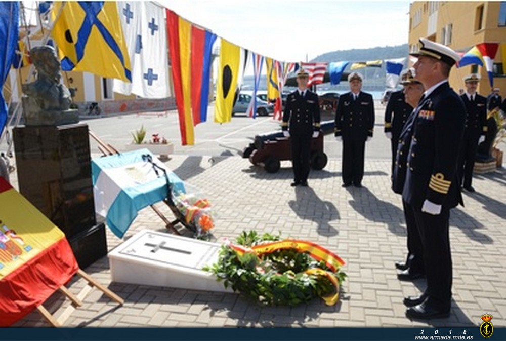 Homenaje submarinistas argentinos durante la celebración del 103º aniversario del Arma Submarina