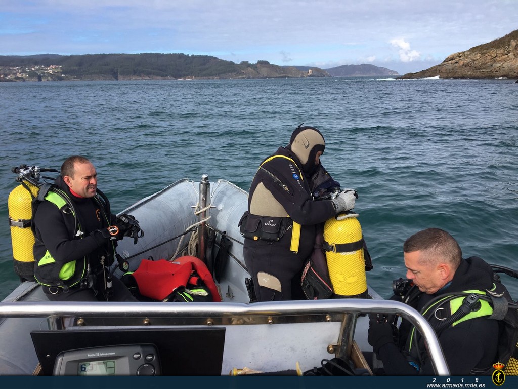 Buceadores de la Armada Española preparan la inmersión
