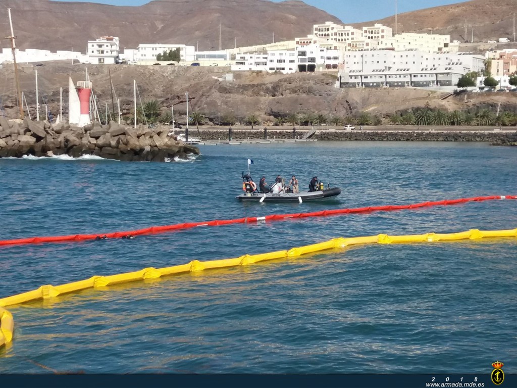 El "Tornado" y la Unidad de Buceo del Mando Naval de Canarias despliegan en Fuerteventura para colaborar en la lucha contra la contaminación marina