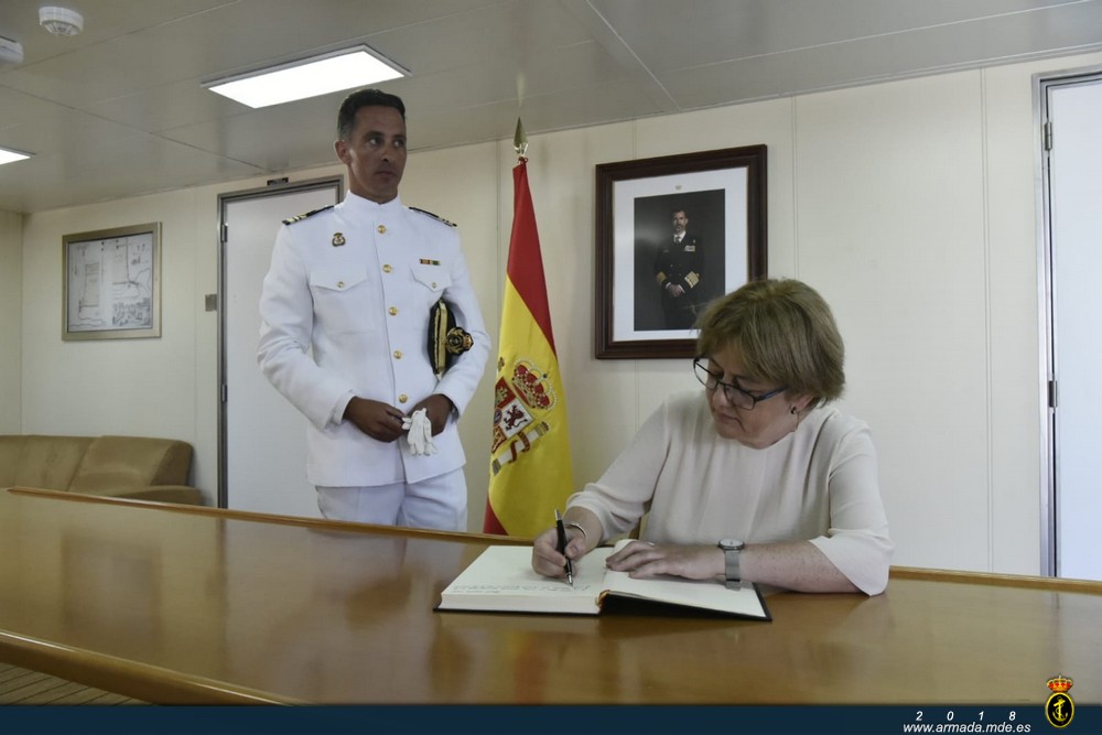 Secretary General for Fisheries signing the Guest Book