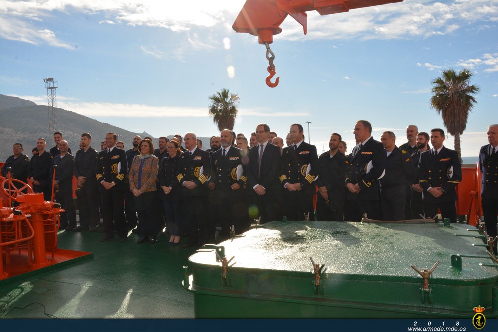 The Chief of Staff of the Spanish Navy (AJEMA) with other authorities and crew members