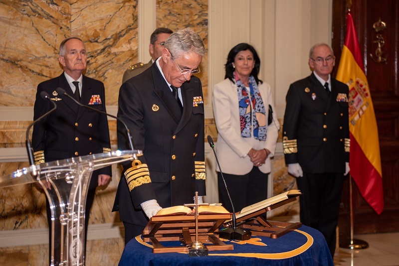 Momento en que el nuevo AJEMA, el almirante general Piñeiro, jura su cargo