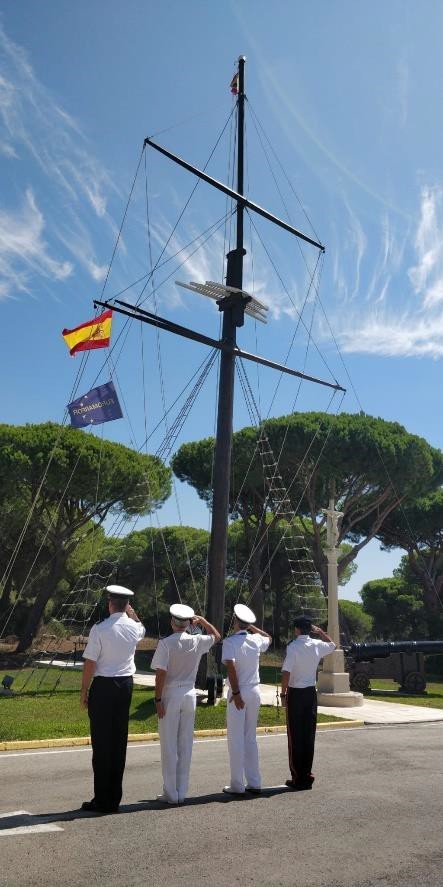 Arriado de la bandera de la EUROMARFOR en el CG de la Flota
