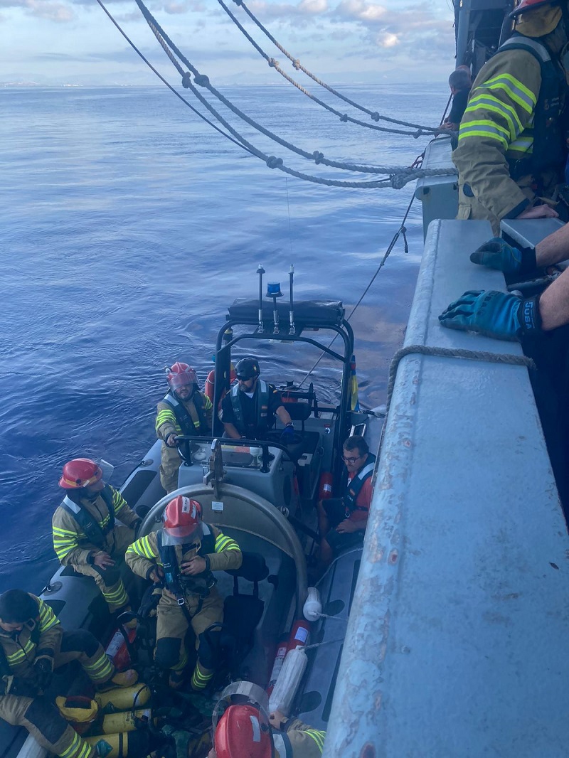 Embarcación RHIB al costado del Patrullero 'Tarifa' con personal pertrechado para auxilio exterior