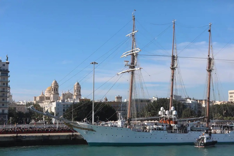 El Buque Escuela "Juan Sebastián de Elcano" en Cádiz
