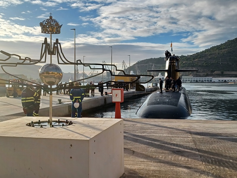 El S-81 en la fosa de atraque de la Base de Submarinos en Cartagena