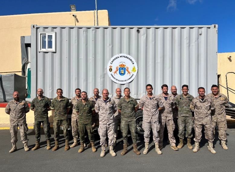 Personal de la Unidad de Buceo de Canarias y zapadores de la Brigada Canarias XVI