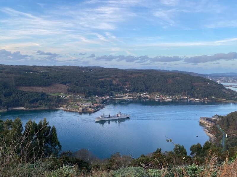 El Cantabria navegando por la Ría de Ferrol para comenzar el tránsito hacia el mar del Norte