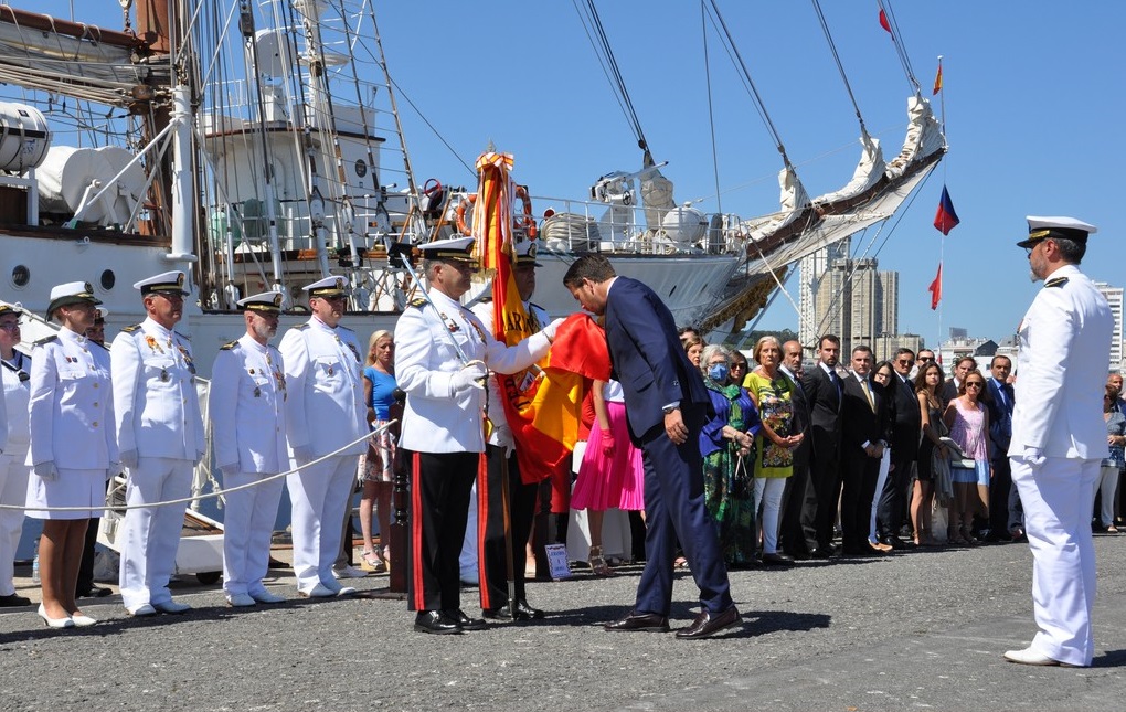 Jura de bandera de personal civil durante la presencia naval del Buque Escuela "Juan Sebastián de Elcano" en la ciudad de A Coruña